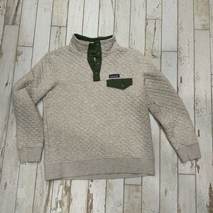 Women’s quilted Patagonia pullover, size Medium.